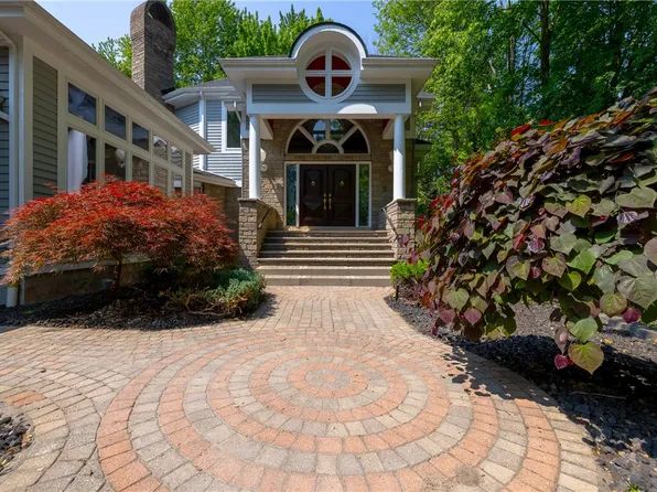 435 Country Woods Ln, Rochester, NY 14626