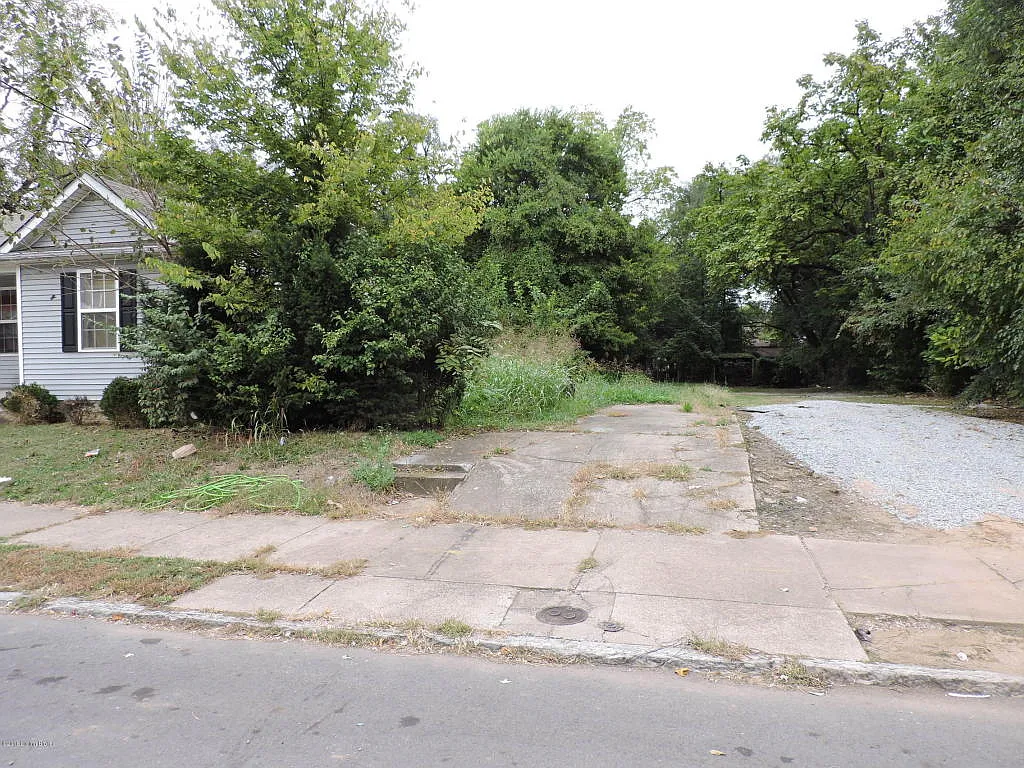 1749 Dumesnil St photo 1