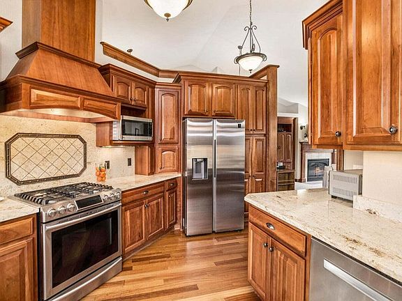 Gorgeous Chef's Kitchen - Granite Countertops & High End Appliances