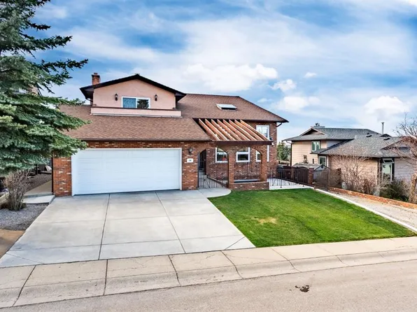 76 S Beaconsfield Way NW, Calgary, AB T3K 1X1
