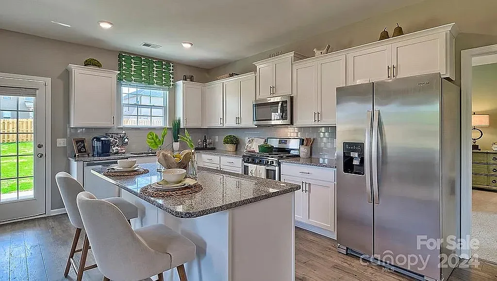 4 bed, 2565 sqft, $3,400 — Photo 3