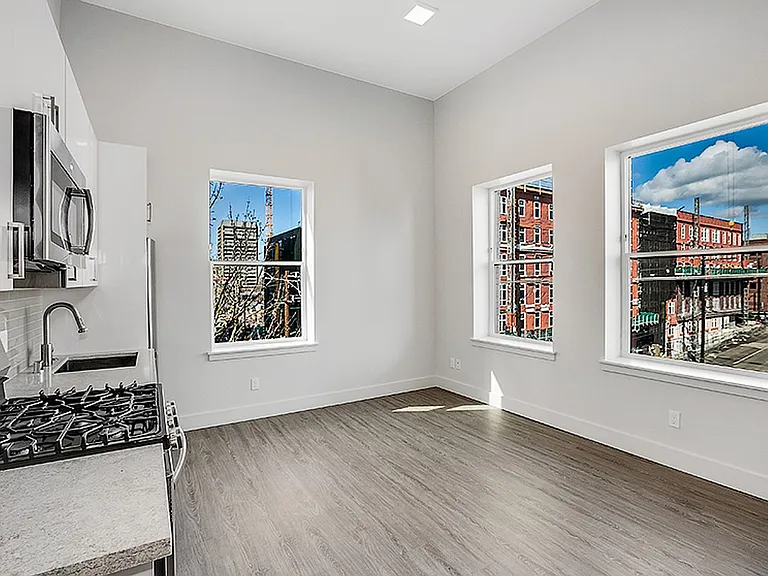 423 Terry Apartment — Photo 31