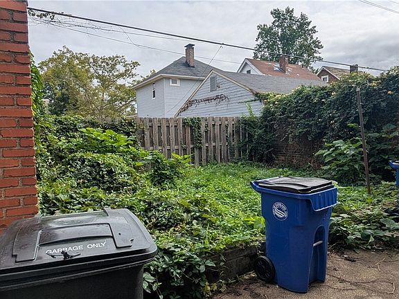 5th image of 951 Royal Rd