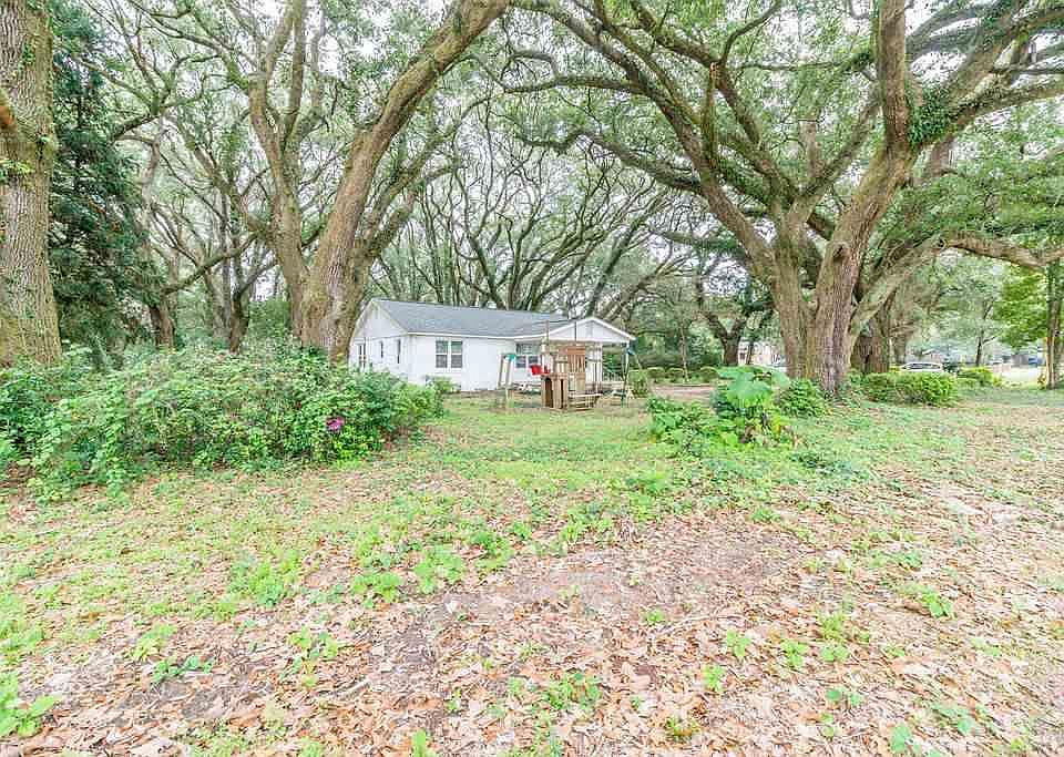 2nd image of 6001 Moss Ln