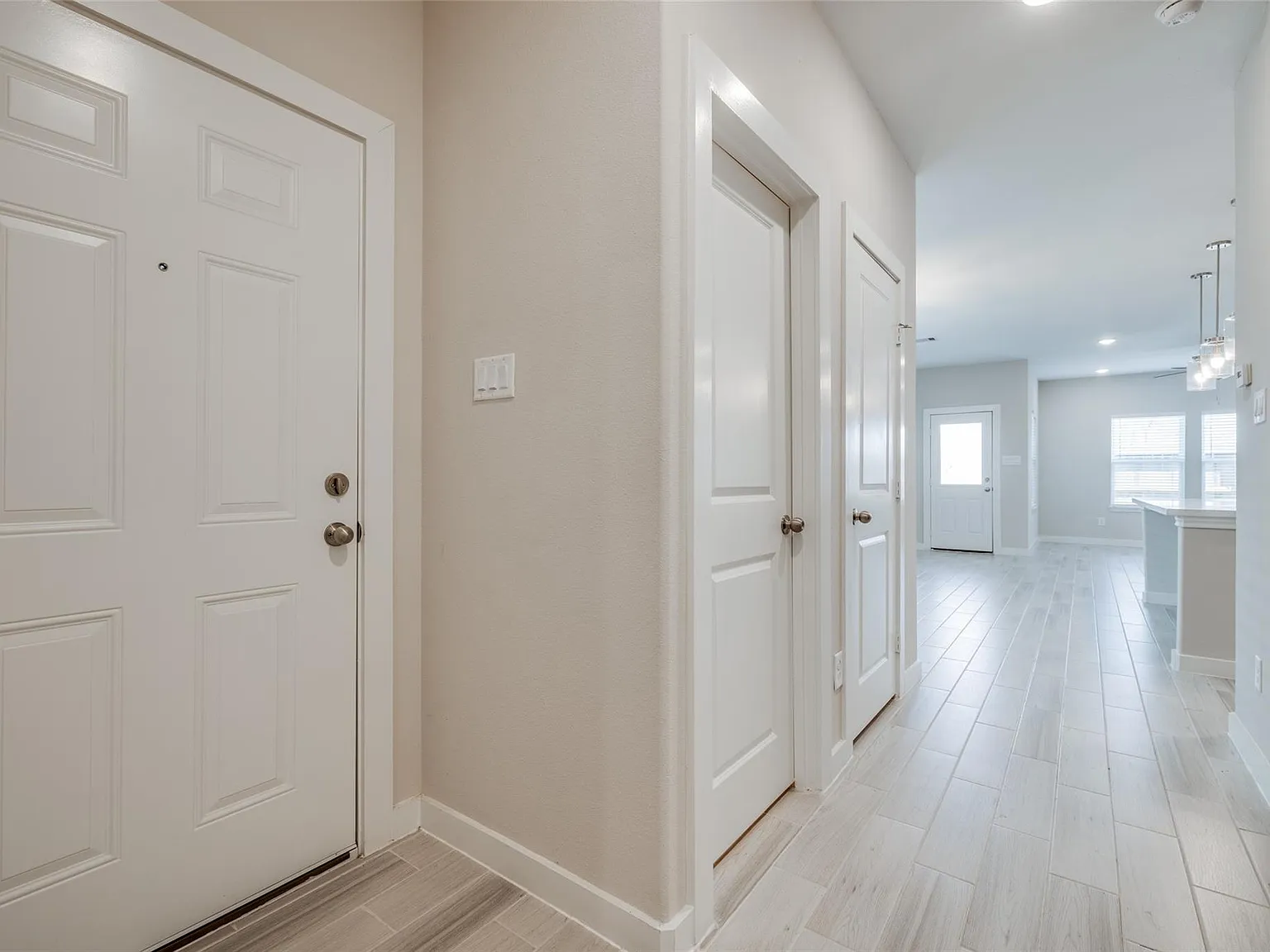 3 bed, 2.5 bath, 2007 sqft, $2,400 — Photo 3