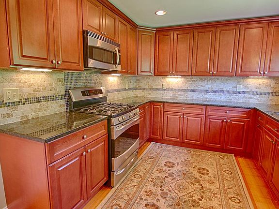 New Kitchen w Hardwood Flooring