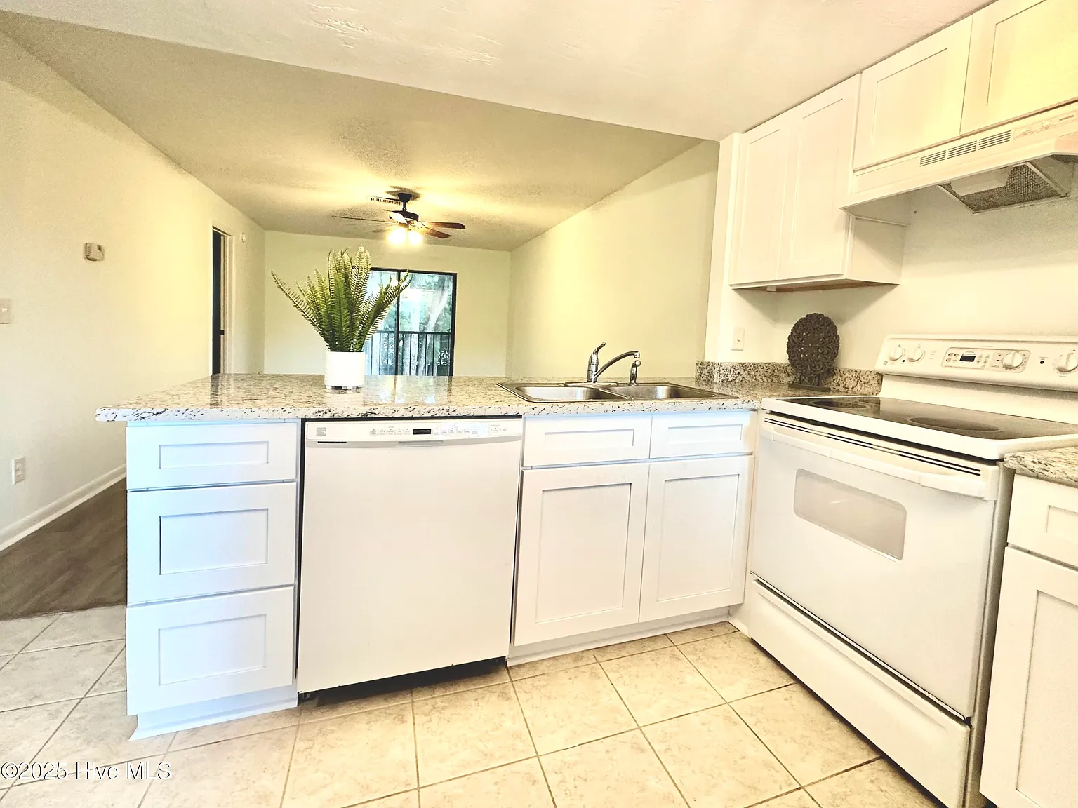 2 bed, 2.0 bath, 876 sqft, $1,450 — Photo 4