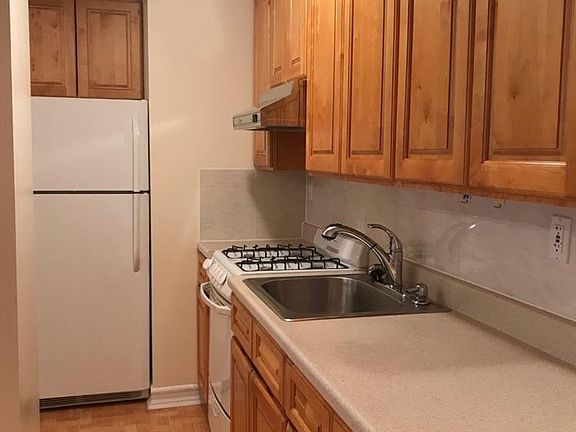 5th image of 3620 Bowne St APT B4