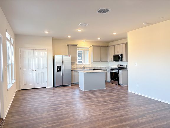 3rd image of 910 Papaya Dr