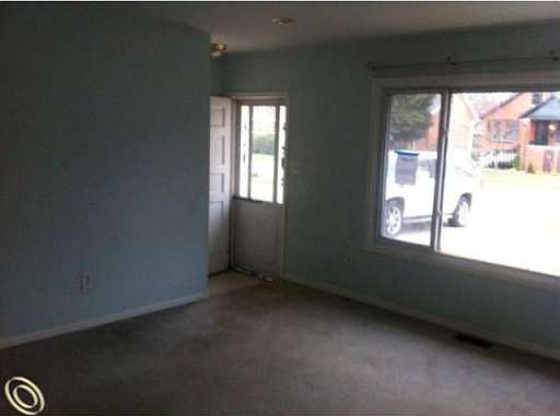 4th image of 28556 Selkirk St