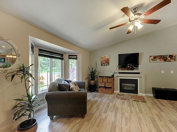 3rd image of 2929 Lake Dr