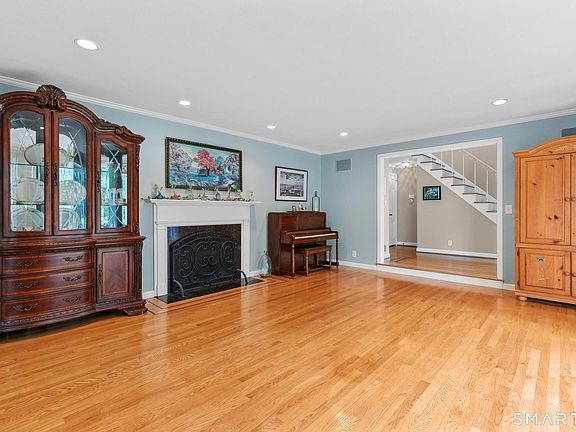 4th image of 30 Fox Chase Lane