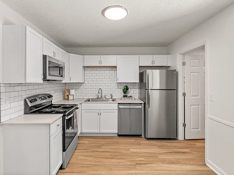 Harbour Lake Apartments — Photo 12