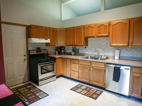 3rd image of 15094 Chetwyn Dr