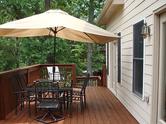 Deck great for entertaining