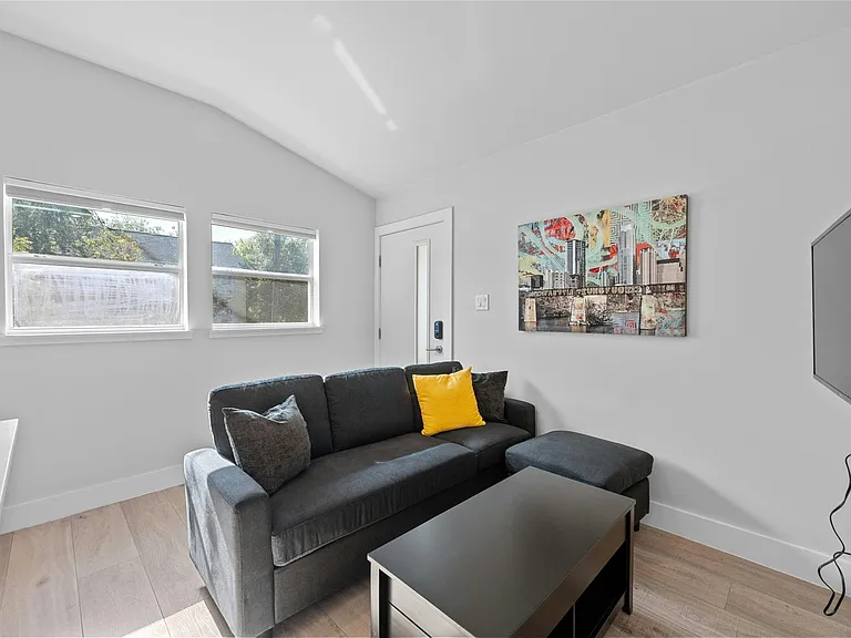 2201 Leon St #D — Photo 10