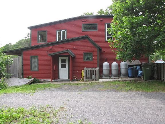3rd image of 585 Saint George St