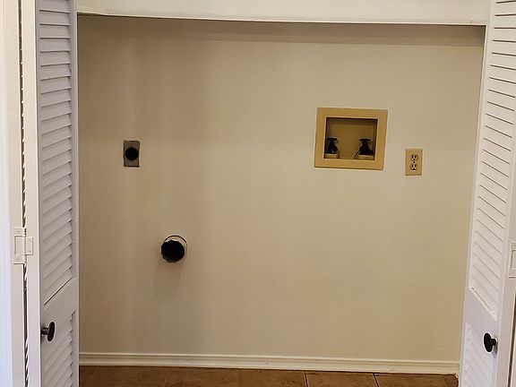 5th image of 130 Rockyreef Cir