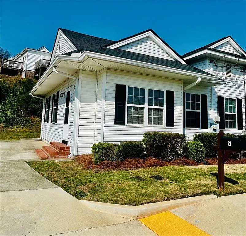 1 bed, 1.0 bath, 1590 sqft, $1,350 — Photo 2