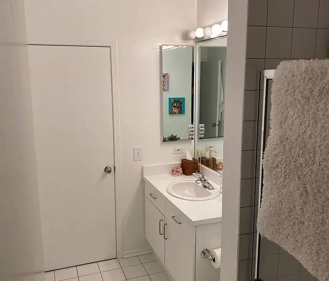 1855 N Oakley Ave #B — Photo 3