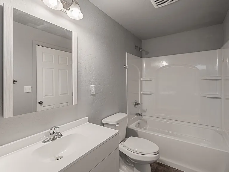 1028 W 11th St — Photo 16
