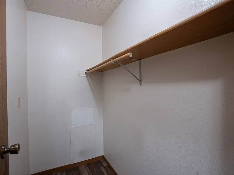 Fargo, ND Prairie Park Apartments | Closet