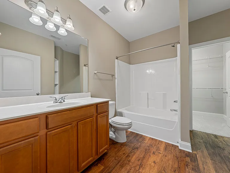 Mount Victor Olde Towne Luxury Apartments — Photo 118