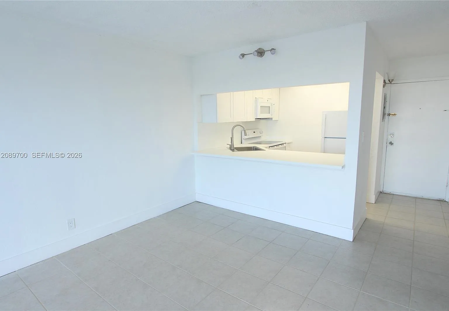 Yolanda Villas Condo — Photo 2