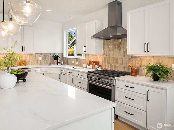 3rd image of 805 Hoquiam Ave NE