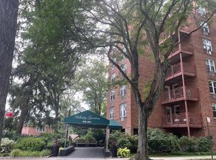 42-30 Douglaston Parkway #2P, Douglaston, NY 11363