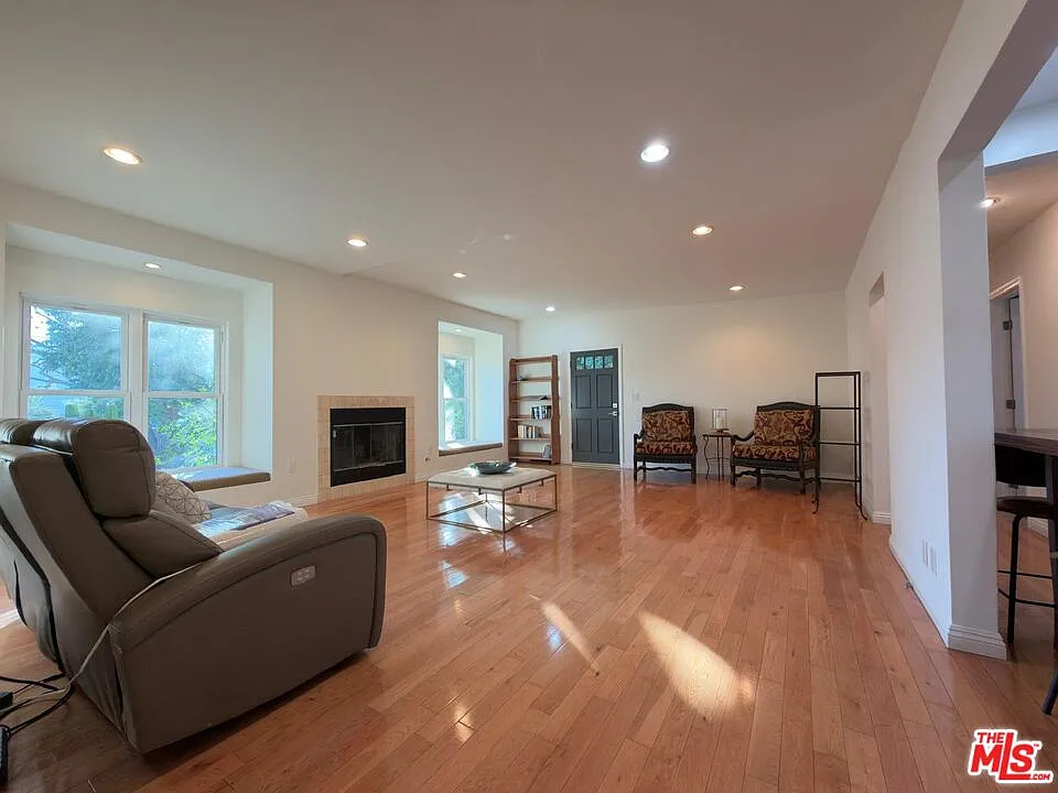 4 bed, 2.0 bath, 1650 sqft, $5,950 — Photo 3