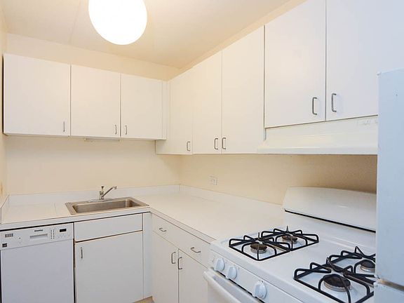 2nd image of 622 W Wellington Ave APT 9