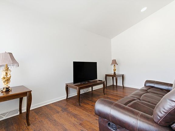 4th image of 1526 Ridgeway Ave