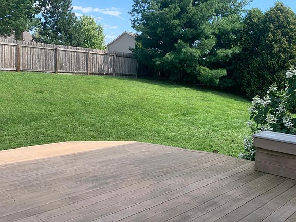 Composite deck w/full fenced backyard