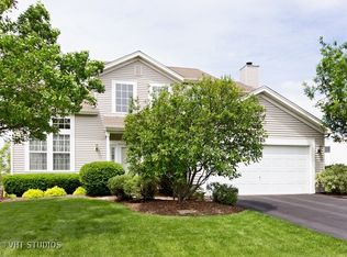 153 Edgewater Ln, Sugar Grove, IL 60554