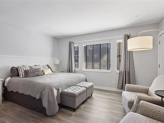 3rd image of 4532 Broadway Unit 4-F