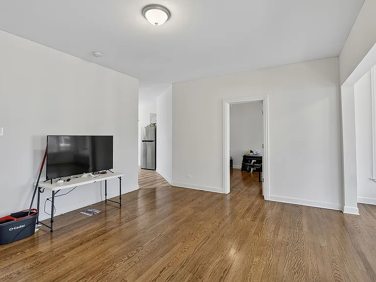 6565 N. Lakewood Renovated Rogers Park Apartments — Photo 41