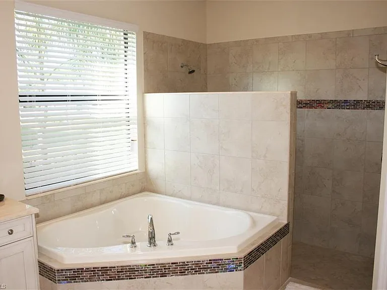 3296 Pacific Dr — Photo 12