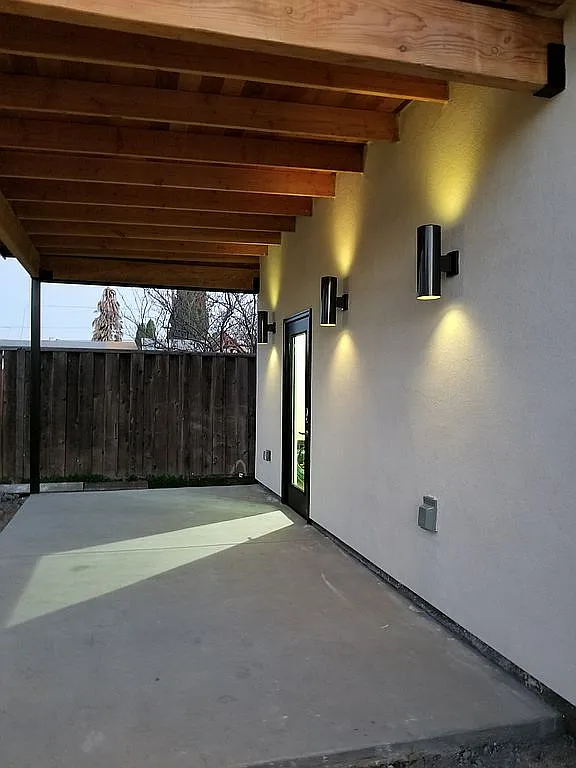 698 Macarthur Ave photo 1