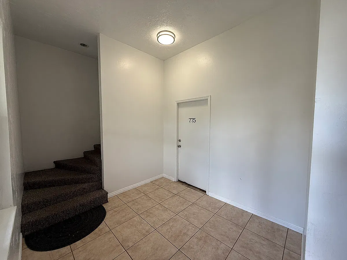 3 bed, 1950 sqft, $2,300 — Photo 2