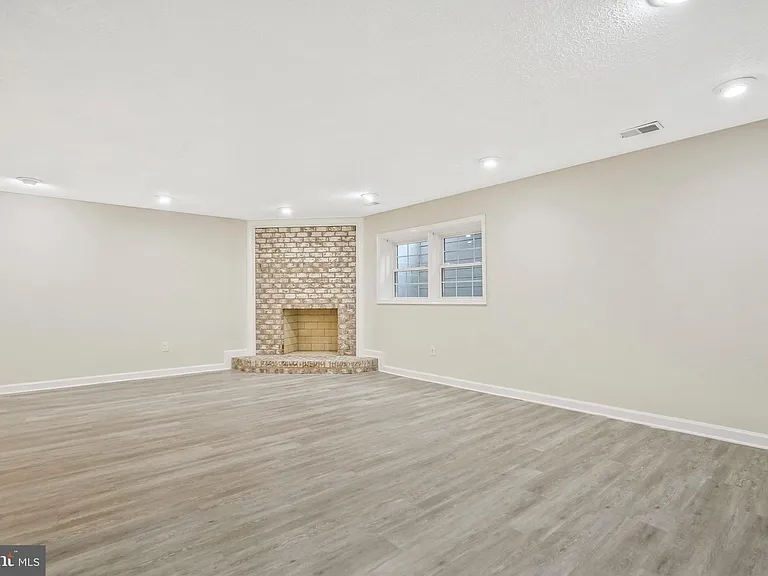 6366 Brampton Ct — Photo 17