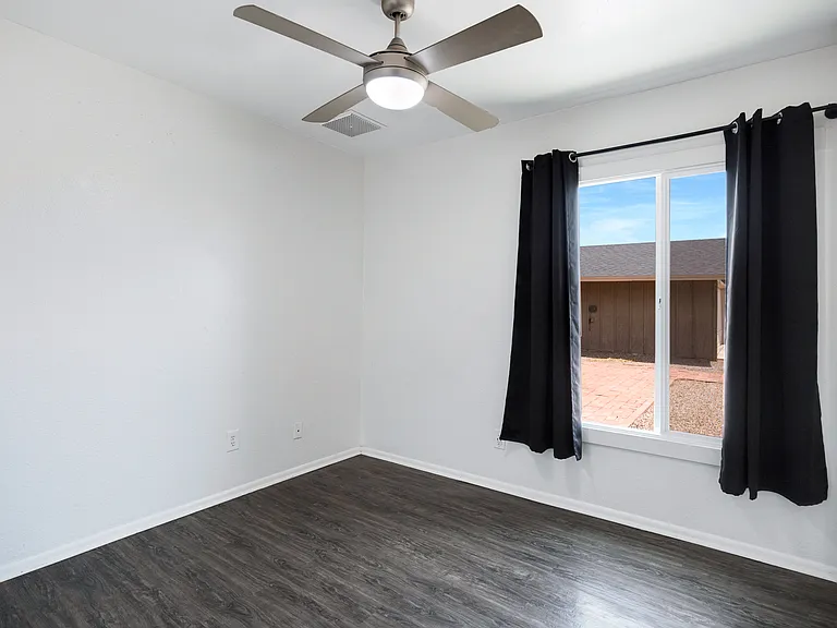 2056 W Des Moines Cir — Photo 27
