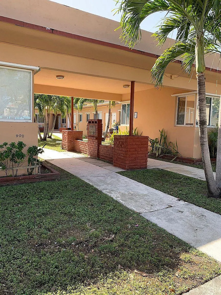 900 SW 3rd St — Photo 2