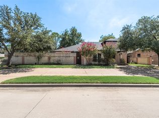 2900 Mistletoe Ct, Pantego, TX 76013