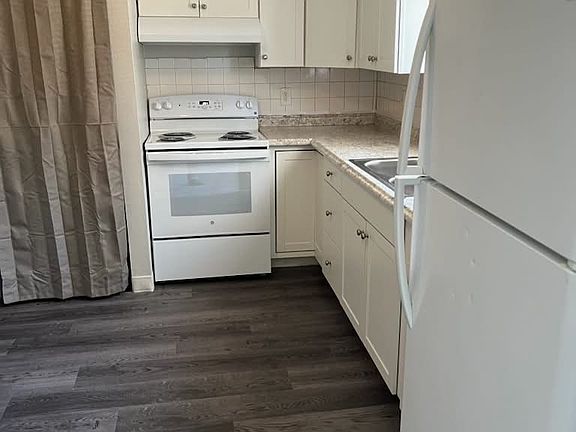 2nd image of 904 Valley View Dr #904A