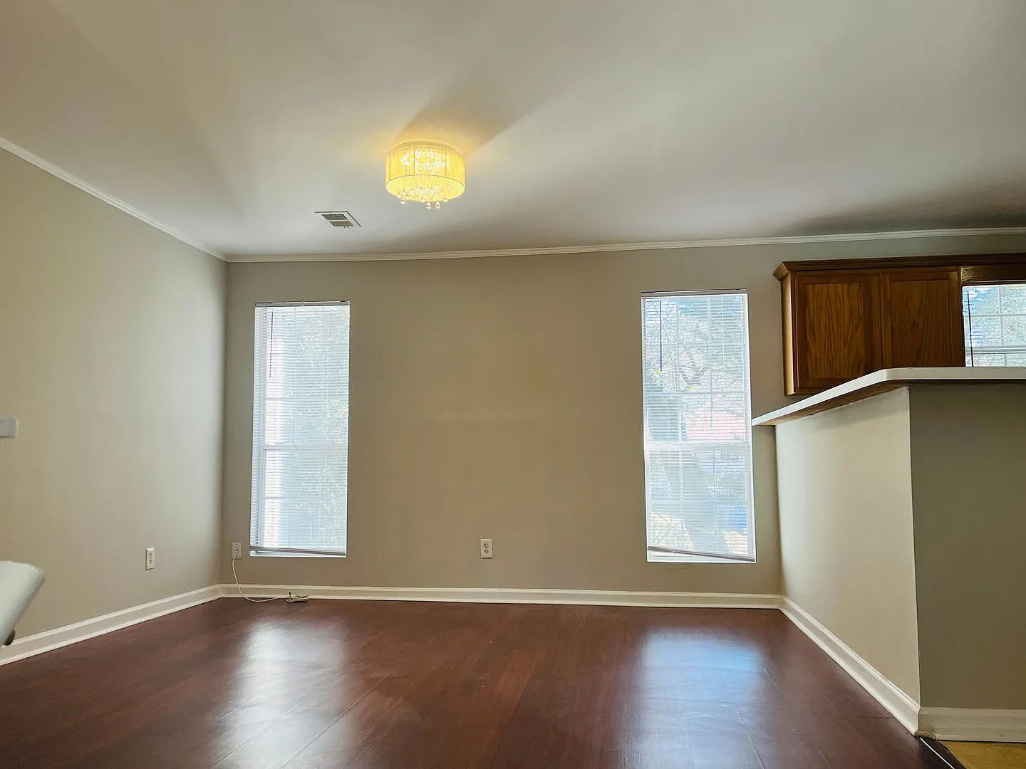 Prime location, private setting, 2nd Living area, possible 4th bedroom, 2 car garage, must see! — Photo 3