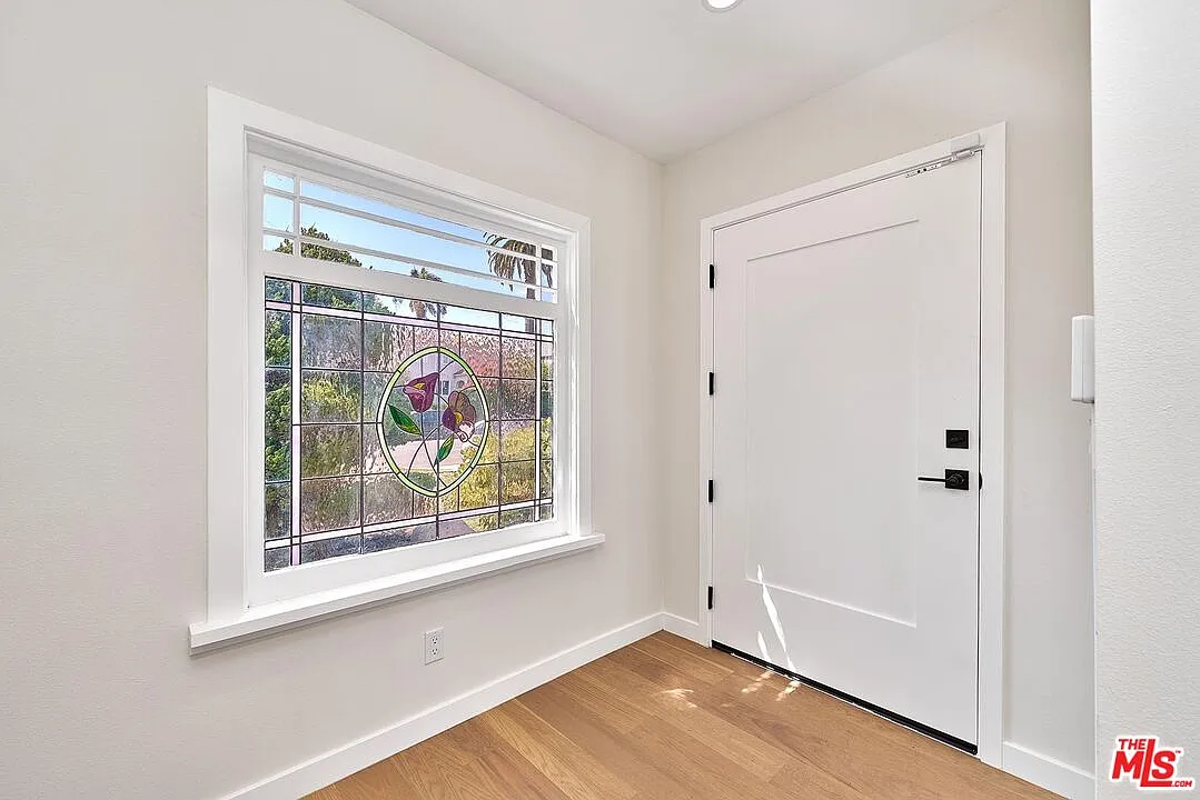 4 bed, 3.0 bath, 2560 sqft, $6,500 — Photo 2