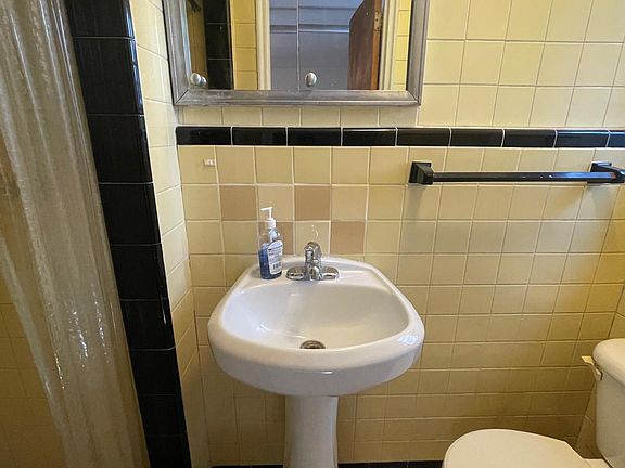 5th image of 4833 Wilder Ave #B1