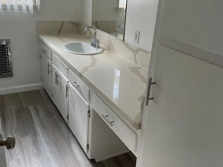 13759 Oxnard St — Photo 31