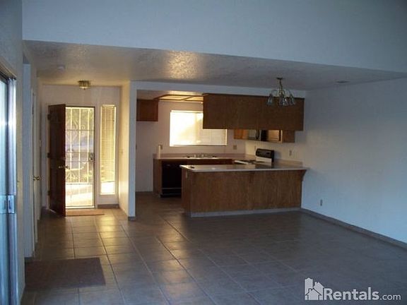 3rd image of 3463 Suffolk Dr